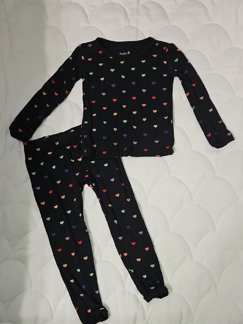 Kyte BABY Black Pajama Set with Multicolor Heart Print